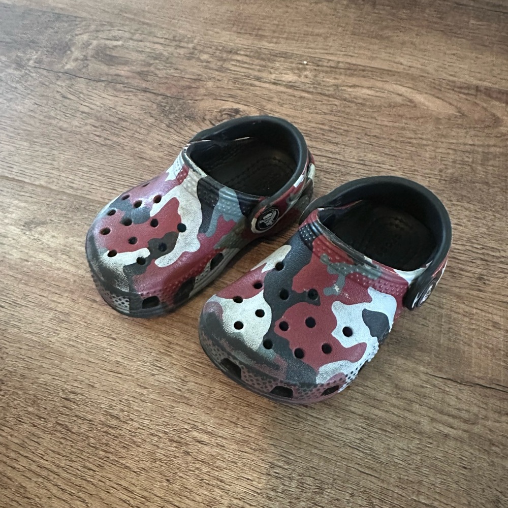 CROCS baby size 5 Camo